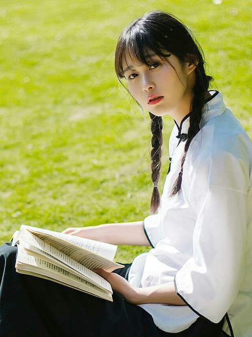 墨西哥骑手卡洛斯·汉克在巴黎奥运会上首次亮相即夺得障碍赛银牌,表现出色。